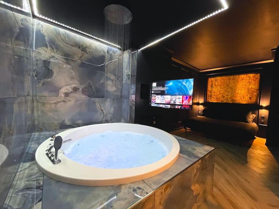 Myinsolite-L'Onyx Vauvert Exterior photo